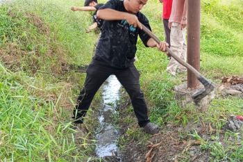 SPPG Firdaus I gotong royong bersihkan saluran pembuangan