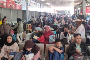 Jelang puncak mudik, penumpang padati Terminal Kalideres