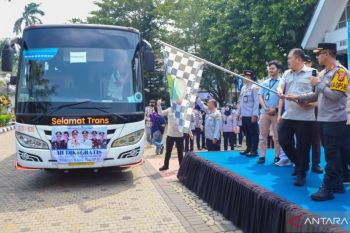 Pemkab Karawang berangkatkan 23 bus ke berbagai daerah tujuan dalam program mudik gratis