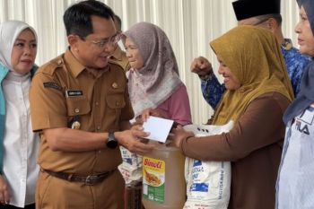 Pemkab Padang Pariaman salurkan bantuan usaha untuk 100 UMKM terdampak bencana