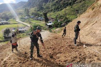 Satgas Yonif 511 bersama warga Balinggga gotong royong bersihkan jalan