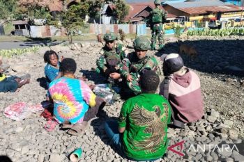 Satgas Yonif 136/TS pastikan warga Kampung Lima Lima peroleh layanan kesehatan