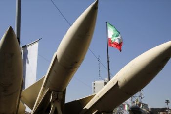 Iran bombardir kota-kota Israel dan pangkalan militer AS