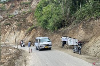 Warga atur lalu lintas di jalur terdampak bencana menuju Bukittinggi