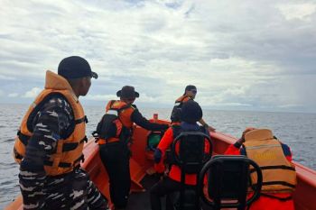 Tim-SAR evakuasi 11 nelayan dari kapal mati mesin saat melaut di Touna