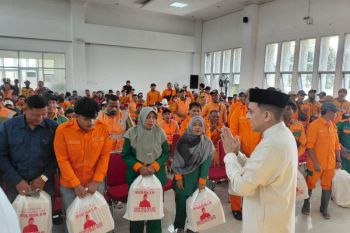 Anggota DPR RI bagikan bingkisan ke petugas kebersihan Bukittinggi