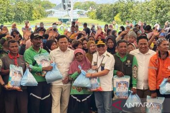Gubernur Kalteng gratiskan ribuan paket sembako untuk ojol hingga petugas kebersihan