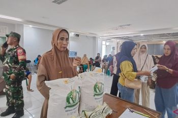 Bulog salurkan bantuan pangan bagi  88.809 keluarga di Makassar