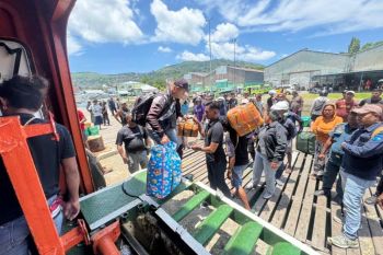 Polisi amankan 35 liter minuman keras saat pengamanan mudik di Ambon