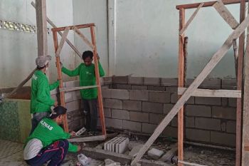 Baznas RI bersama mitra renovasi mushalla Ponpes An-Nur Bengkayang