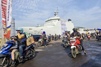 707 pemudik diangkut kapal perang tiba di Semarang