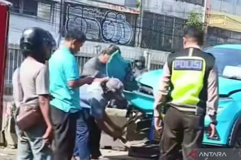 Mobil taksi listrik tabrak separator busway di kawasan Roxy