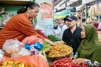 Gubernur Jateng cek stok kebutuhan bahan pokok di Sragen dan Surakarta