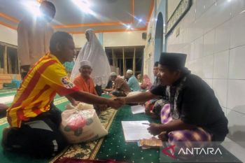 Penyintas bencana banjir tetap datangi masjid untuk membayar zakat