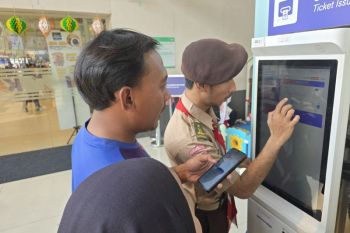 Belasan relawan pramuka bantu layani pemudik di Stasiun Pasar Senen
