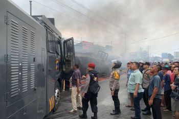 Polres Pasaman Barat kerahkan mobil AWC padamkan kebakaran ruko