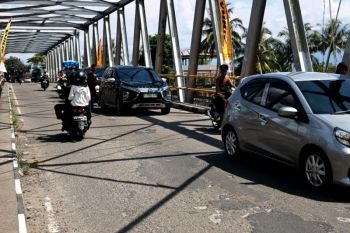 Arus lalu lintas mudik lebaran di Tanah Datar terpantau lancar, bupati ingatkan pengendara hati-hati di jalur rawan