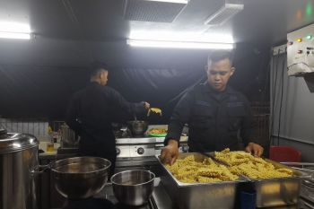 Dapur lapangan Polda bagikan makanan gratis di Pelabuhan Ciwandan