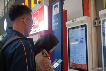 Pramuka bantu layani pemudik di Gambir, mulai dari pandu penumpang