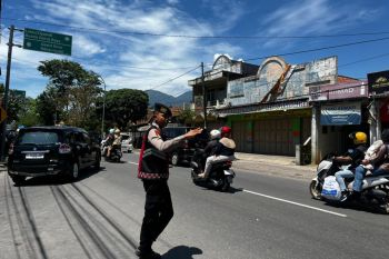 Arus kendaraan dialihkan ke Garut Kota menghindari kepadatan di Limbangan