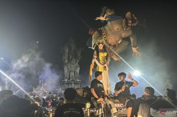 Ratusan ogoh-ogoh warnai Catur Muka Denpasar semalam