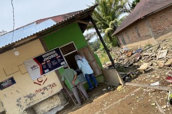 Penyintas tetap buka layanan perbankan dari sisa rumah pascabencana