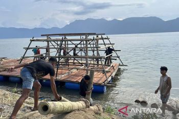Warga terdampak bencana Agam kebut pembuatan rakik-rakik untuk Lebaran