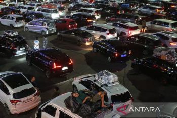 Pemudik membludak di Pelabuhan Merak dan Ciwandan