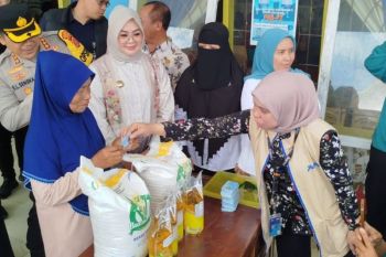 Pemkot Kendari dan Bulog beri bantuan pangan untuk 27 ribu keluarga jelang Lebaran