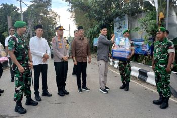 Tinjau Pos Ketupat Telabang, Bupati Barut pastikan kesiapan pengamanan Lebaran