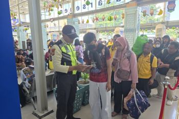 Arus mudik di Stasiun Pasar Senen mulai turun di H-1 Lebaran 2026