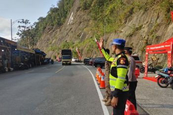 Polisi tegur pengemudi yang parkir di Fly Over Kelok Sembilan
