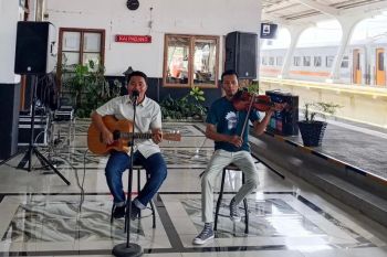 Menunggu kereta jadi lebih hangat, KAI Sumbar hadirkan musik live di Stasiun Padang