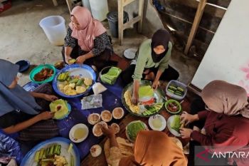 Penyintas bencana Aceh Timur rawat kebersamaan dengan buat kue Lebaran