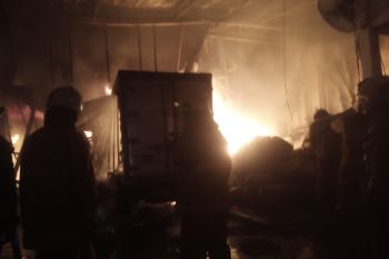 Polisi usut penyebab kebakaran pabrik plastik di Cengkareng