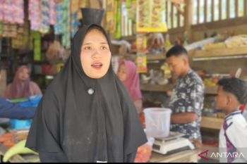 Penyintas seberang sungai dan tempu jalur darat untuk belanja Lebaran