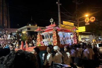 Umat Muslim takbiran arak miniatur masjid bertema Bali