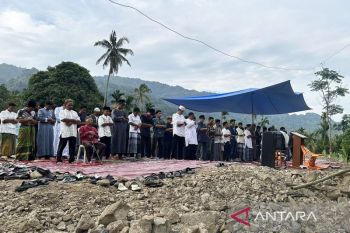 Masjid dihantam galodo, warga Agam Shalat Idul Fitri di lapangan