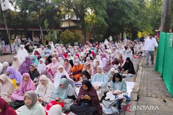 Jamaah padati tempat Shalat Idul Fitri di Jaktim