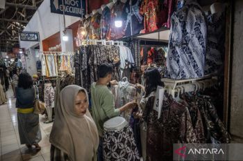 Pemudik borong batik! pasar grosir Setono Pekalongan panen cuan besar jelang Lebaran