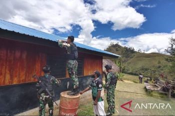 Yonif 511 pasang lampu tenaga surya di rumah warga Papua Pegunungan