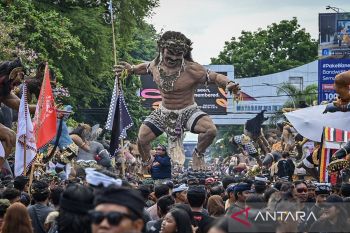 Hening yang lahir dari riuh