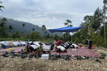 Khatib ajak warga korban bencana usir kesedihan saat momen Lebaran