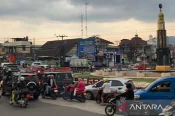 H-1 Lebaran volume kendaraan melintas di Cianjur masih tinggi