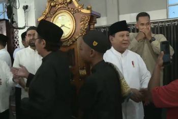 Presiden Prabowo bersalaman dengan warga usai salat Id di Aceh Tamiang