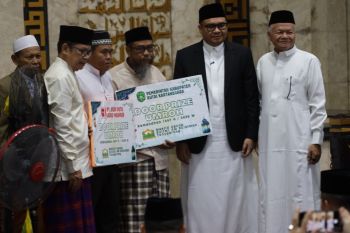 Bupati Kukar serahkan hadiah umrah usai Shalat Id