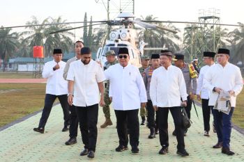 Presiden Prabowo bagikan sembako setelah salat Id bersama penyintas bencana Aceh