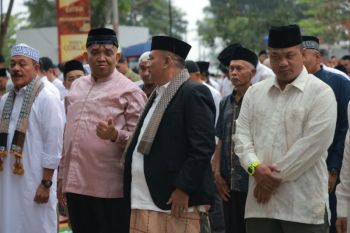 Wamenaker Afriansyah Noor laksanakan shalat Idul Fitri di Batusangkar