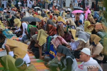 Hujan tak padamkan antusias warga laksanakan sholat Id di Lapangan Cindua Mato Batusangkar