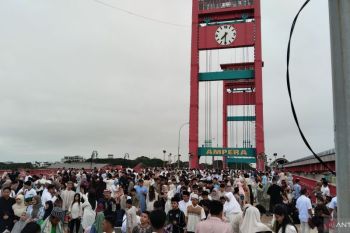 Warga Palembang shalat Idul Fitri tumpah ruah hingga Jembatan Ampera